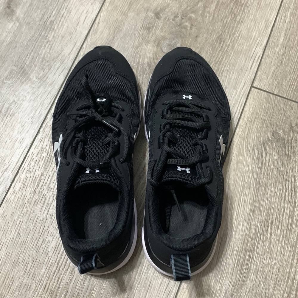 Boys under armor tennis shoes